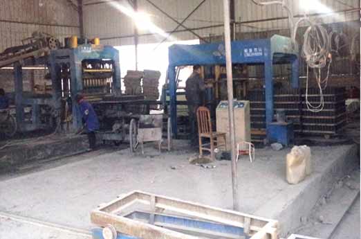 江西分(fèn)宜8型砌(qì)塊成型(xing)機生産(chan)現場