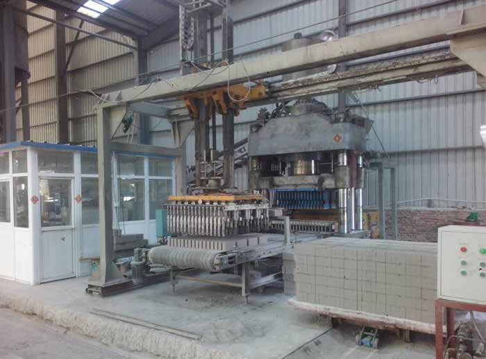 貴州畢(bi)節灰砂(sha)磚設備(bei)靜壓磚(zhuan)機客戶(hù)現場
