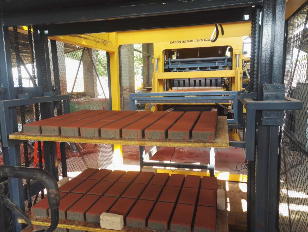 透水磚(zhuān)機QT8-15案例(lì) 透水磚(zhuān)設備