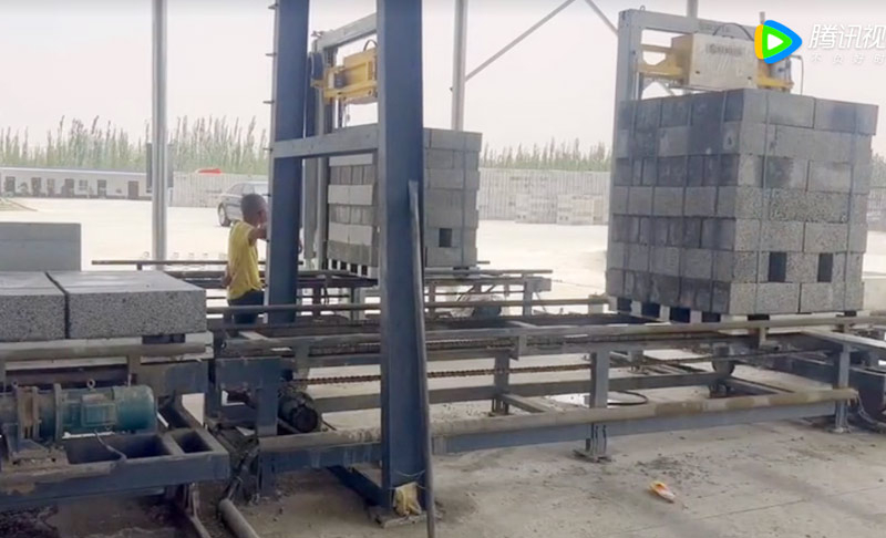 自(zì)保溫砌塊碼垛(duo)機