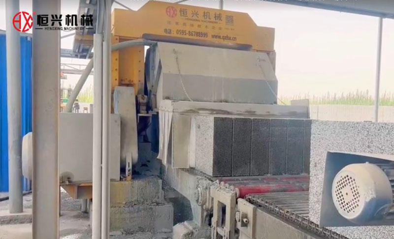 EPS聚苯(ben)顆粒砌塊生産(chan)線新疆客戶現(xian)場