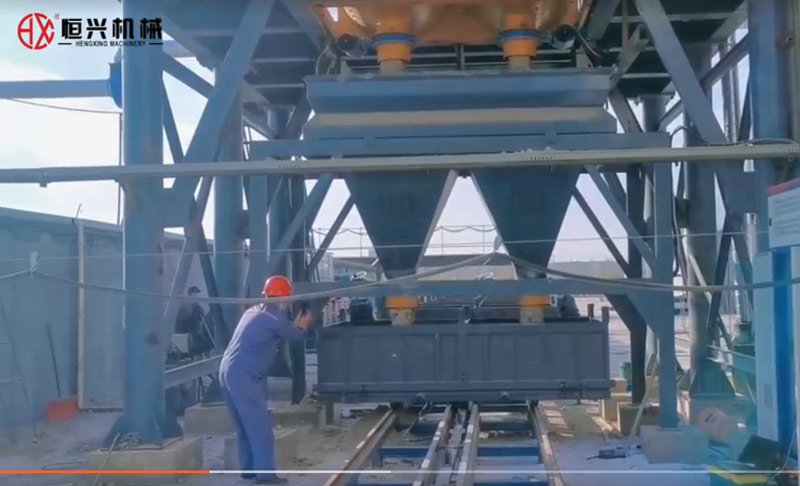 自保溫(wen)發泡磚生産線(xiàn)雙工位澆注新(xin)疆客戶現場